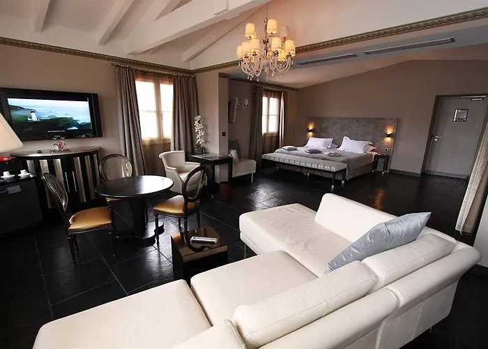 Pozzo Di Borgo Hotell