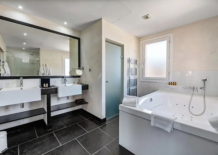 Hotell Pozzo Di Borgo 4*