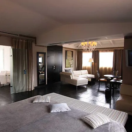 호텔 Pozzo Di Borgo 4*