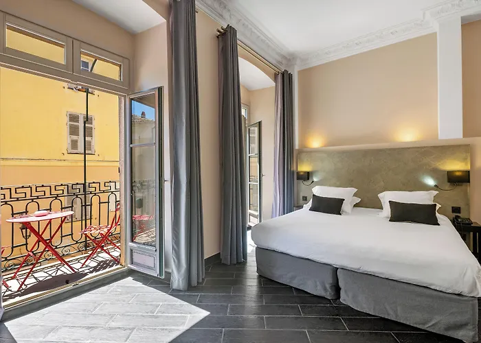 Pozzo Di Borgo ホテル